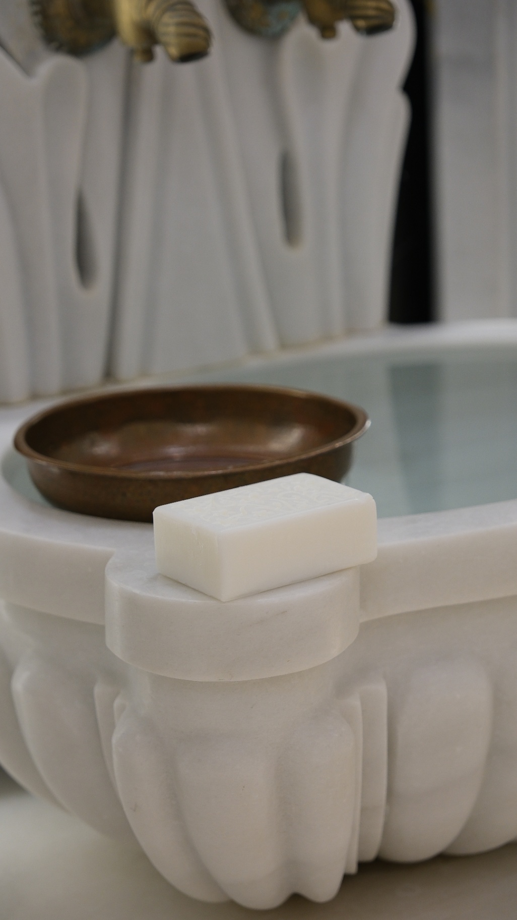 El yapımı hamam sabunu ve tas